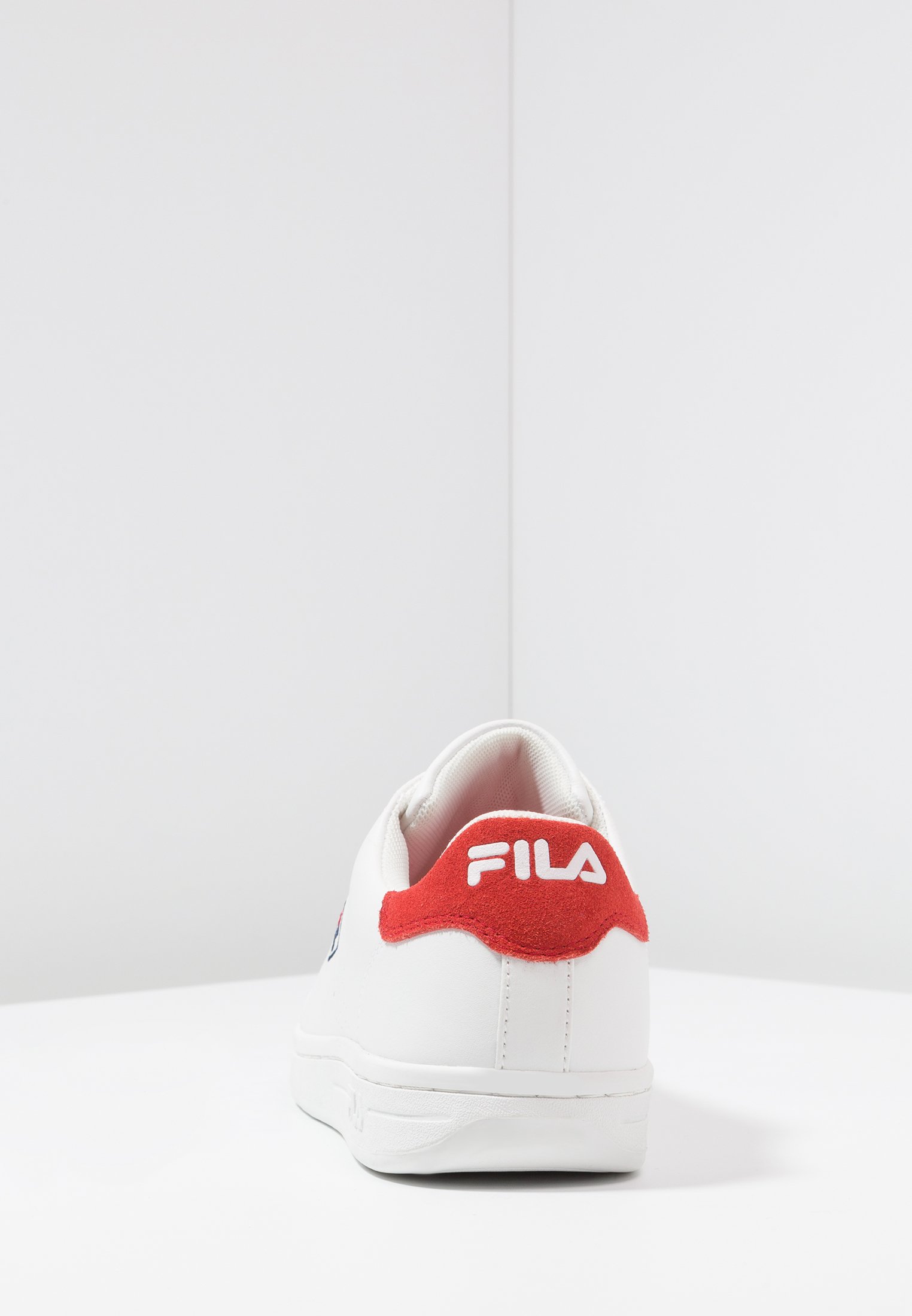 Fila CROSSCOURT 2 F LOW Treningssko whiteredhvit Fila CROSSCOURT 2 F LOW Treningssko whiteredhvit