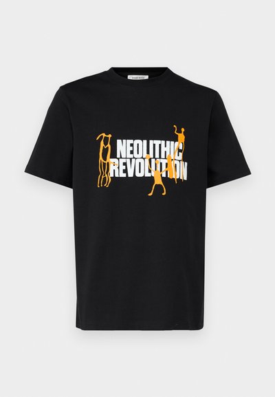 Sort bomulds T-shirt med grafisk tryk, der viser teksten "NEOLITHIC REVOLUTION" i hvid og orange, der afbilder stiliserede figurer.