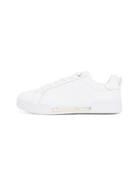 Sneaker alb din piele cu o suprafață netedă, design minimalist, accent de aur pe lateral și o talpă din cauciuc albă, ușor ridicată.
