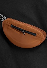 Next LONG SLEEVE BUMBAG T-SHIRT - Hosszú ujjú felső - black tan brown