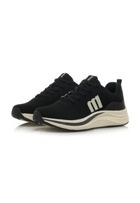 Scarpe atletiche leggere di colore nero con tomaia in maglia testurizzata, caratterizzate da accenti bianchi e una suola con imbottitura morbida. Lacci per una vestibilità sicura.