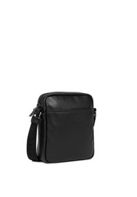 Borsa a tracolla in pelle nera con una texture liscia, forma rettangolare, chiusura con zip superiore, tasca anteriore a soffietto e tracolla regolabile.
