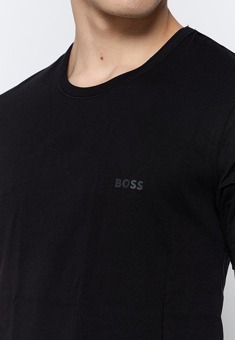 Zwart katoenen T-shirt met ronde hals, korte mouwen en een subtiel reliëflogo aan de linkerkant van de borst.