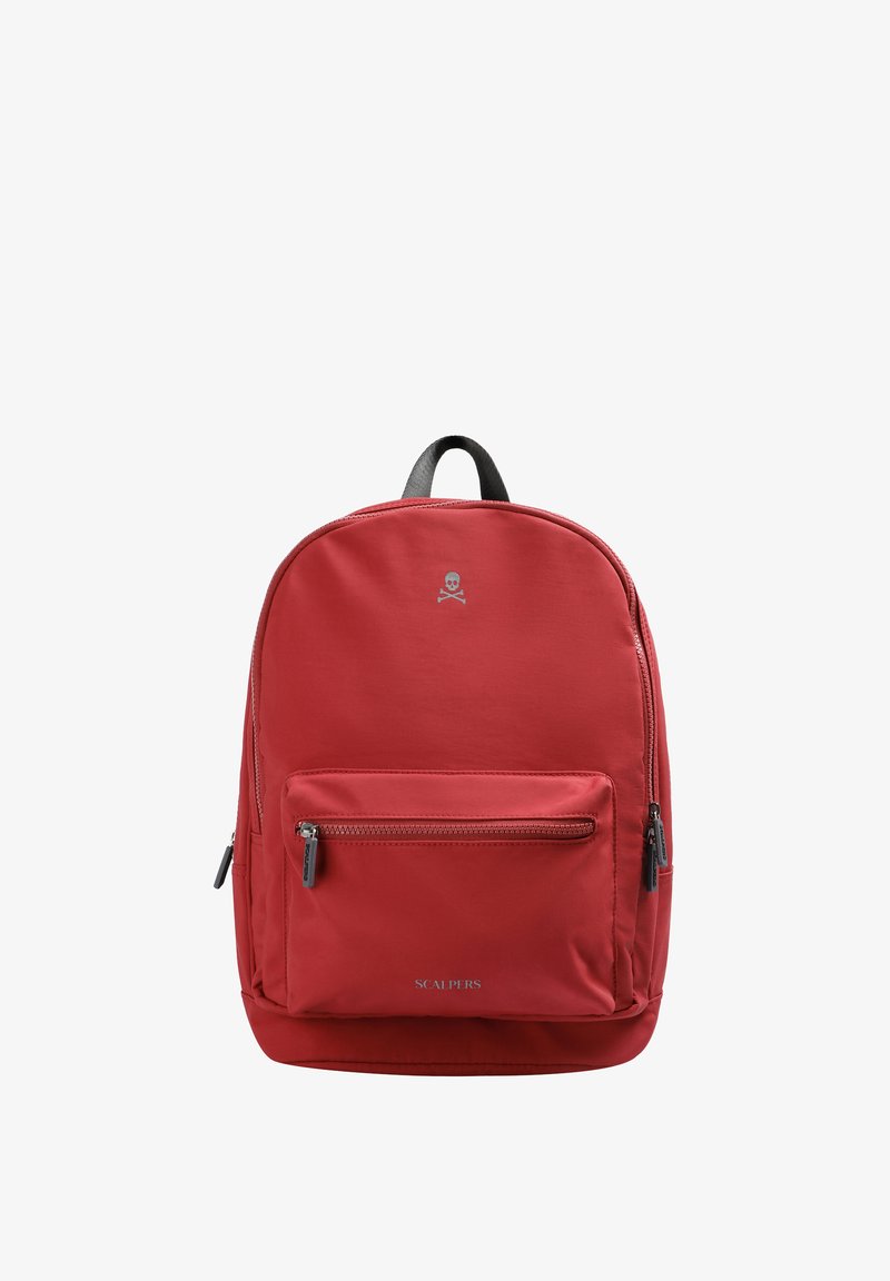 Mochila de nailon roja con un gran compartimento principal, bolsillo frontal con cremallera y detalles en cuero negro. Presenta un logo de calavera en la parte superior.