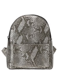 Mochila de imitación de piel de serpiente gris con forma redondeada, que cuenta con un bolsillo frontal y un patrón texturizado, acabada con cremalleras y acentos en negro.