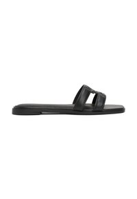 Sandalias de cuero negro con dos correas anchas, suela plana y un diseño minimalista. La textura suave y la silueta simple realzan la versatilidad.