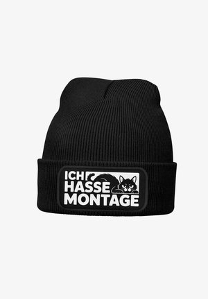 Schwarze Strickmütze mit geripptem Muster. Sie trägt einen weißen Aufnäher mit dem Text "ICH HASSE MONTAGE" und einer Illustration einer schwarzen Katze.