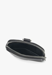 Černá kožená peněženka s texturovaným povrchem, se zipovým uzávěrem a stříbrnými kovovými prvky. Uvnitř obsahuje sloty na karty a jemnou podšívku.