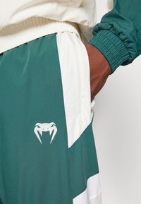 Venum ATTACK 90 JOGGERS - Trainingsbroek - forest green/ice