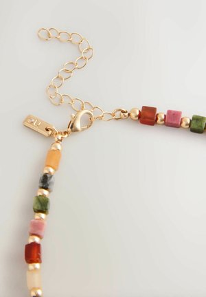 Goldfarbenes Halskettchen mit mehrfarbigen quadratischen Perlen und runden metallischen Akzenten. Verfügt über einen Karabinerverschluss und eine verstellbare Kette zur Längenanpassung.