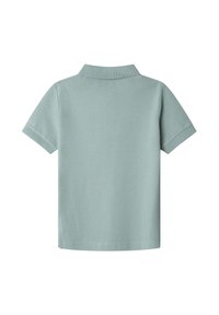 Poloko tričko vo svetlom teal, s krátkymi rukávmi, rebrovaným golierom a malým vyšitým logom na ľavom rukáve. Hladká, bavlnená zmesová tkanina.