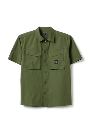 Olijfgroene korte mouwen blouse met knopen en twee klepzakken aan de voorkant, waarvan één met een klein zwart-wit logo patch.