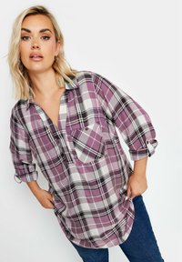 Camicia a quadri in prugna e bianco con maniche arrotolabili, una tasca sul petto e un orlo arrotondato. Tessuto morbido con vestibilità comoda.
