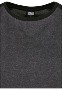 T-shirt gris foncé à col rond avec un bord noir autour de l'encolure et une étiquette de la marque Urban Classics visible à l'intérieur du col.