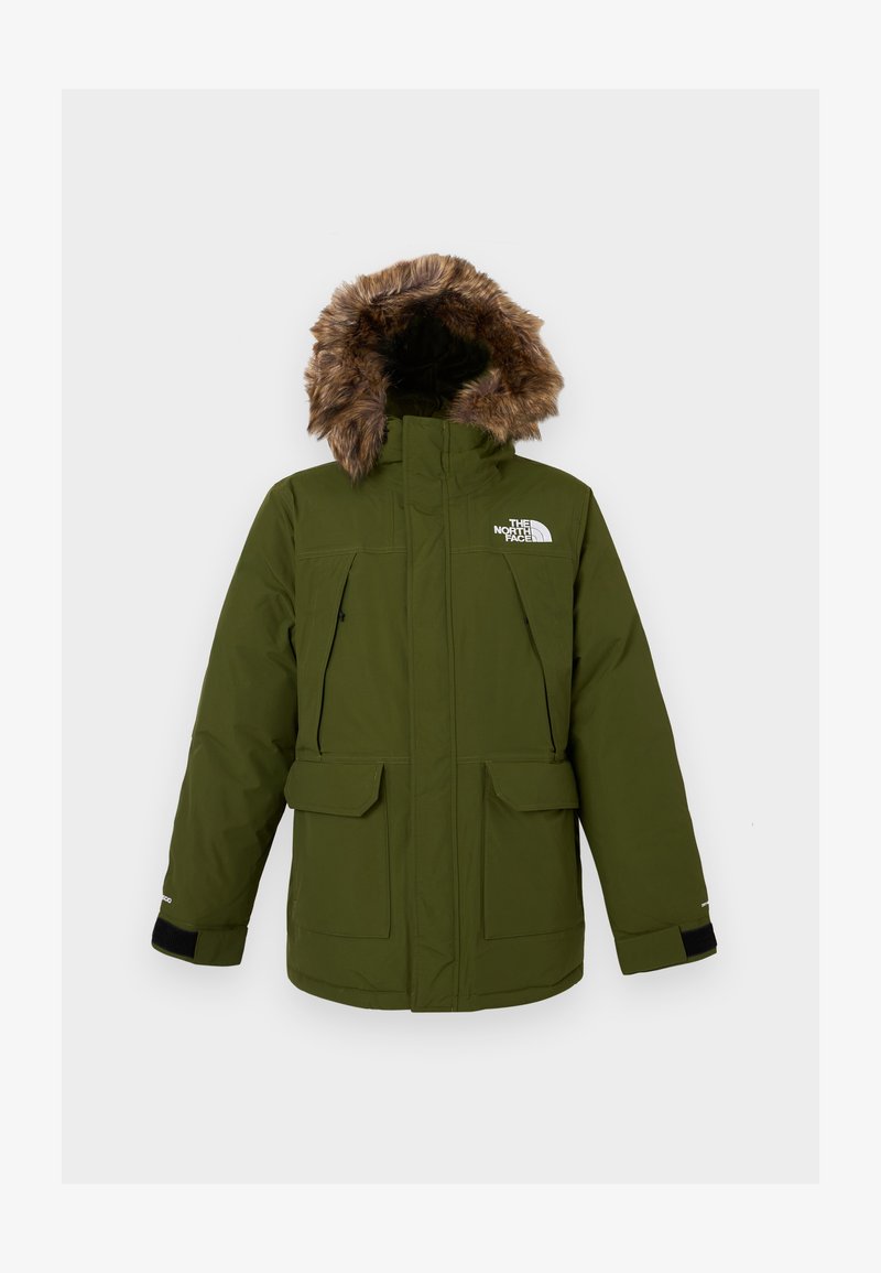Parka verde isolada com capuz forrado de pelo sintético, múltiplos bolsos com fecho e aba, e punhos elásticos. Possui o logo da The North Face no peito.