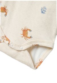 Bodysuit de color beige claro con un estampado de cangrejos y corales, con cierres de presión en la parte inferior y una tela suave y texturizada.