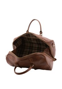 Sac de voyage en cuir marron avec une ouverture zippée, présentant une doublure intérieure à carreaux et deux poignées robustes pour un transport facile.