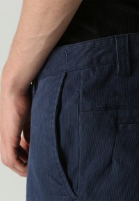Former CRUX HERRINGBONE PANT - Nohavice - washed navy