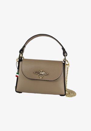 Sac à main en cuir beige avec un emblème d'abeille doré, des accents noirs et une bandoulière en chaîne amovible. Il dispose d'une poignée supérieure et d'un charme en forme de drapeau italien.