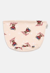 Ροζ υφασμάτινη θήκη με καρτούν αρκουδάκια σε μπλε και κόκκινα ρούχα, με κείμενο «guess» και άσπρα τριγωνικά μοτίβα. Μαλακό, στρογγυλεμένο σχέδιο.