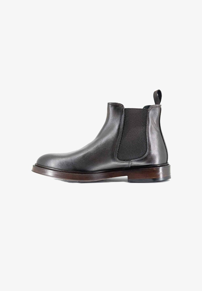 Stivale Chelsea in pelle nera con pannelli laterali elasticizzati, punta arrotondata, tacco impilato e linguetta. Finitura liscia con una silhouette elegante.