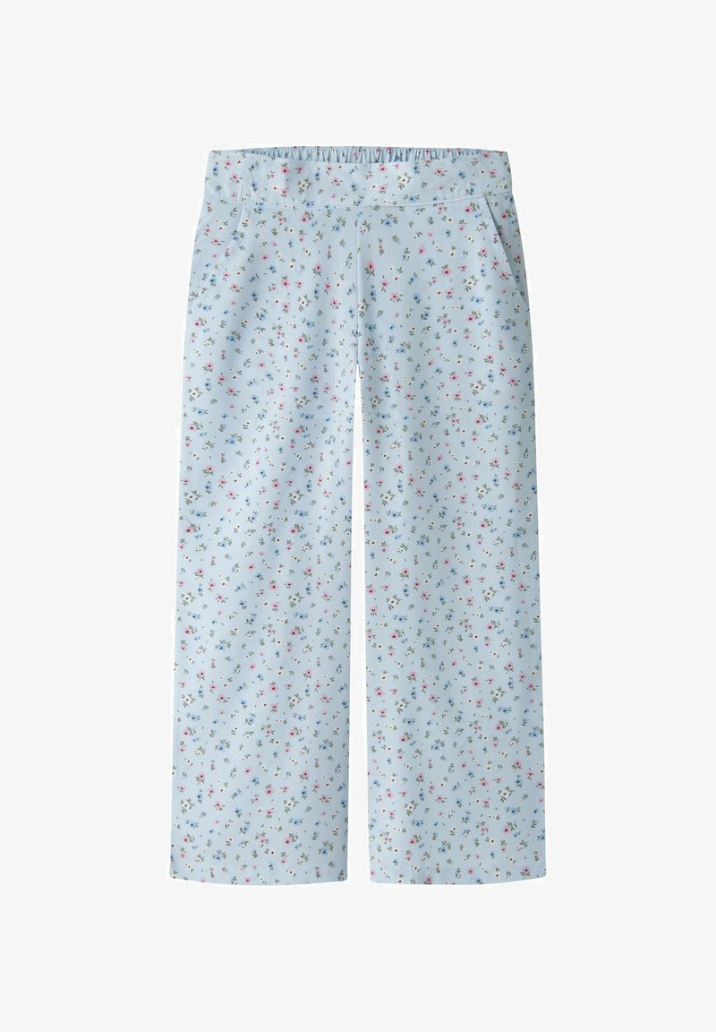 Pantalon large bleu clair avec taille élastique, poches latérales et petit imprimé floral rose et bleu partout.