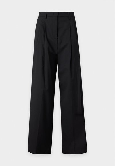 Pantalon noir taille haute à jambes larges avec plis devant et passants de ceinture, présenté à plat sur un fond gris clair.