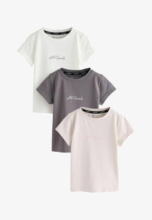 Drei kurzärmelige Rundhalsshirts in Weiß, Grau und Blassrosa, jeweils mit dem "All Saints"-Logo mittig auf der Brust.