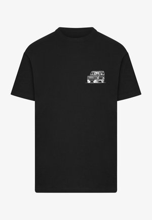 T-shirt noir à manches courtes avec un petit graphique détaillé de véhicule tout-terrain blanc sur la poitrine gauche.