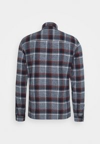 Geruite shirt in grijs, met rode en marineblauwe ruiten. Gemaakt van textuurstof, met een kraag en lange mouwen, voorzien van knopenmanchetten.