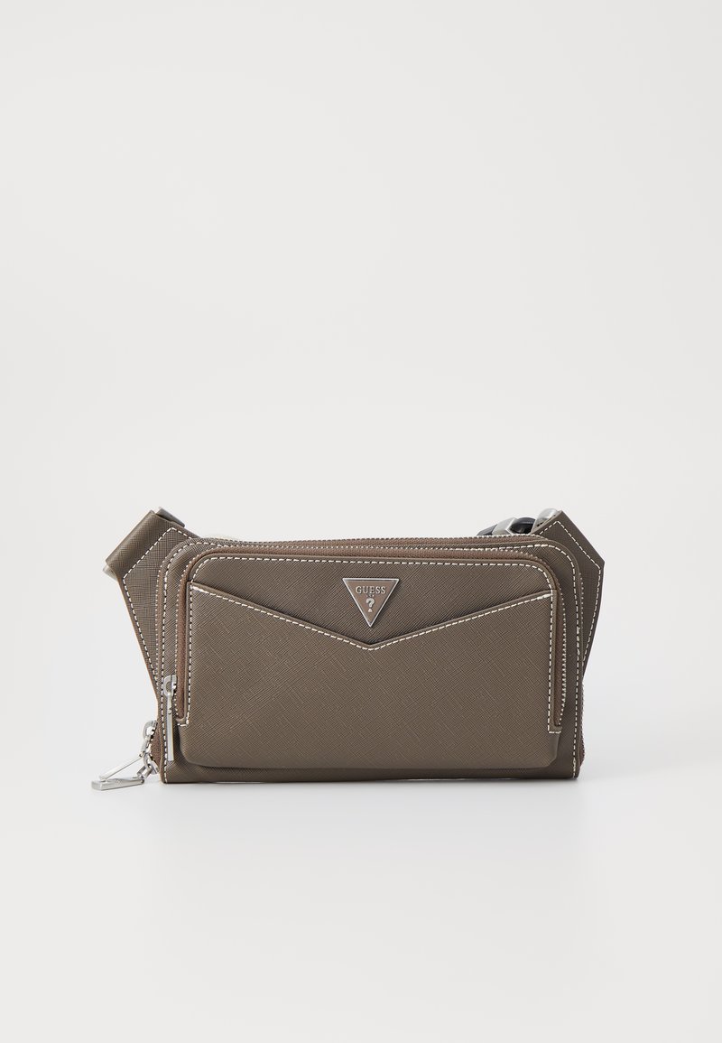 Sac bandoulière en cuir brun avec une finition texturée, ornée d'accents en argent, d'une poche avant et d'un détail en triangle au logo. Compartiments zippés.