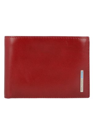 Portafoglio in pelle rosso con una trama liscia, scomparti per carte e un accento in logo metallico sul davanti. Forma rettangolare con bordi cuciti.