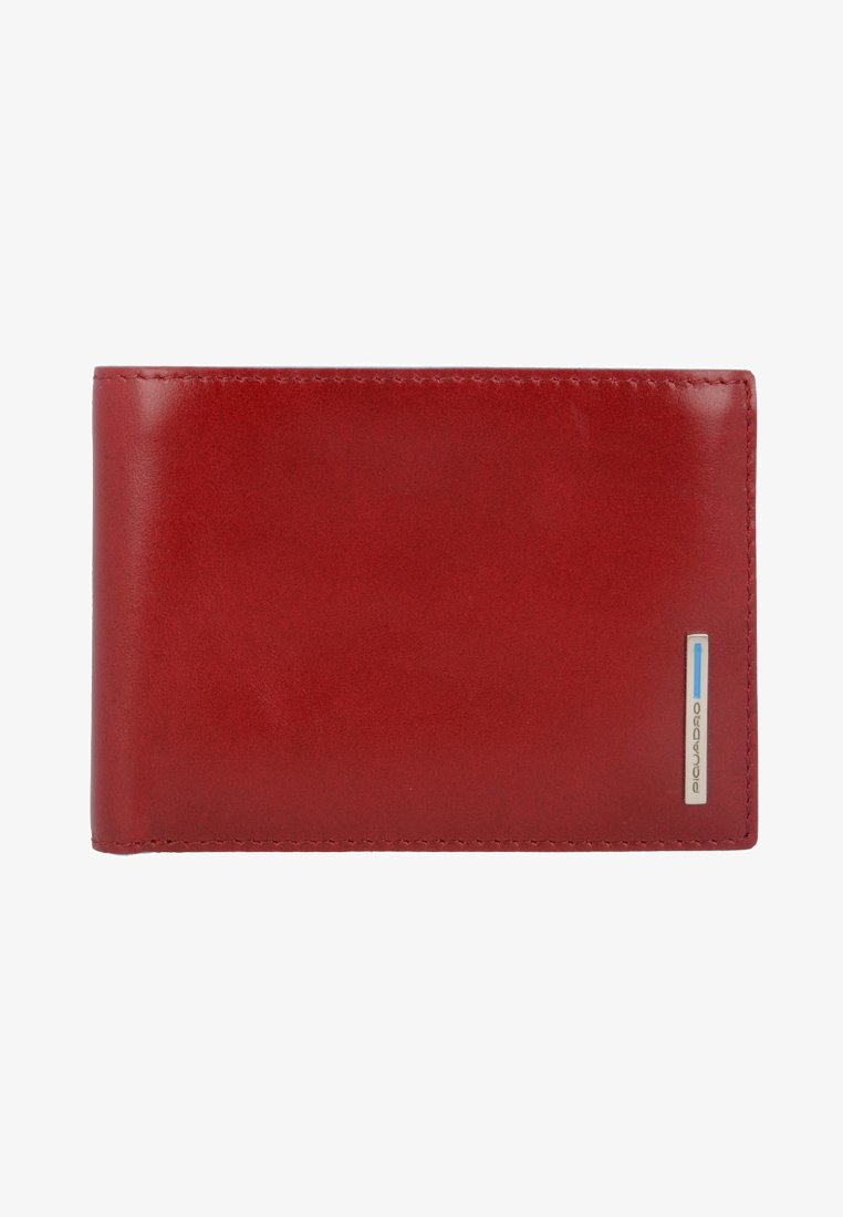 Rote Lederbrieftasche mit glatter Oberfläche, Kartenfächern und einem metallischen Logoakzent auf der Vorderseite. Rechteckige Form mit genähten Kanten.