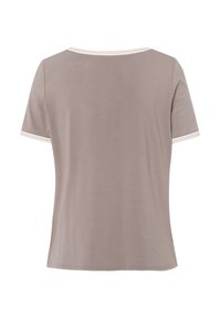 Korte mouw t-shirt in zacht taupekleurig materiaal, met een ronde halslijn afgewerkt met een witte gestreepte bies en een gestikte zoom, en vertoont een zachte textuur.