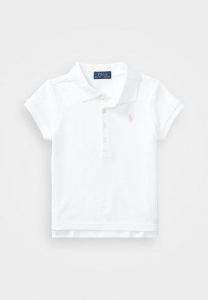 Hvit polo skjorte laget av bomull, med korte ermer, krage og knappestolpe, med liten rosa brodert logo på brystet.