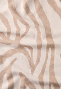 Zebra-mønsteret stof med bløde beige og creme striber, som har en glat tekstur og let vægt.