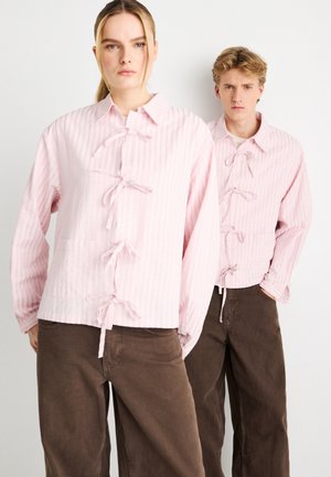 CHAS BOW BOXY UNISEX - Chemisier - pink