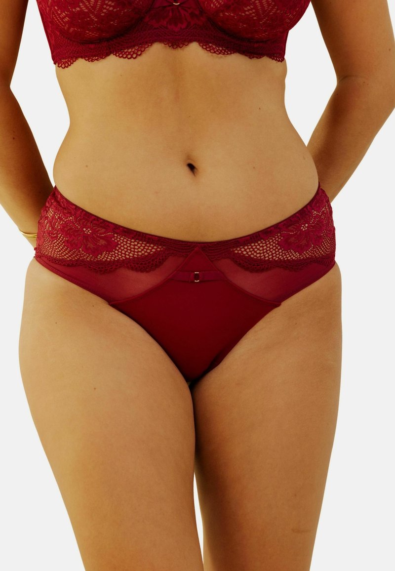 Culotte en dentelle et tulle bourgogne avec un motif floral sur la taille, ornée d'un petit nœud décoratif à l'avant et d'un tissu lisse.