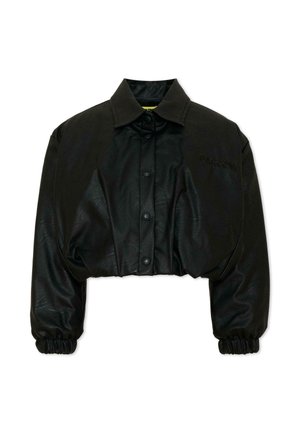 Zwarte cropped leren jas met lange opgeblazen mouwen, drukknopen aan de voorkant, elastische manchetten en klein geborduurd logo op de borst.
