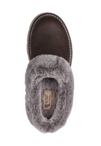 Zapatilla de imitación cuero marrón con un forro de imitación piel de oveja gris, forma redondeada y costuras blancas. Cuenta con una plantilla de espuma de memoria.