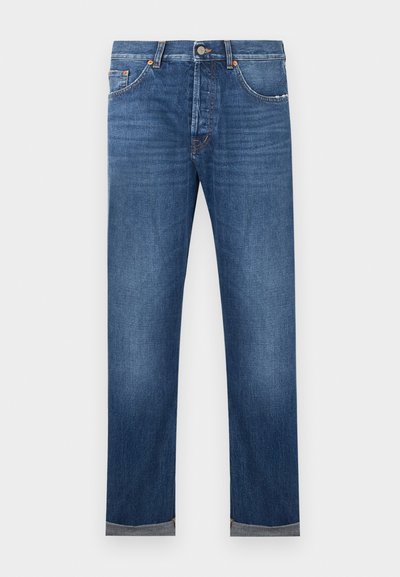 Ανδρικό τζιν μπλε με ίσια γραμμή, κλείσιμο με κουμπί, σχεδιασμό με πέντε τσέπες και γυρισμένα τελειώματα, σε λευκό φόντο.