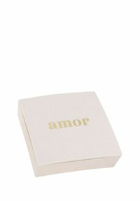 Ljust rosa kvadratisk kompakt med en slät yta, som har ordet "amor" i guldbokstäver centrerat på locket.
