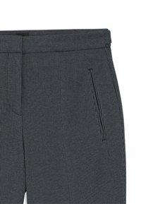 Pantaloni a righe grigio scuro con elastico in vita e tasche laterali. Il materiale sembra liscio con una leggera lucentezza. Design semplice.