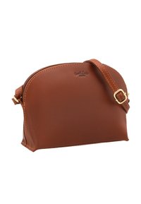 Braune Leder-Umhängetasche mit geschwungenem oberen Rand, goldener Schnalle am verstellbaren Riemen und kleinem geprägtem Markenlogo nahe dem Reißverschluss.