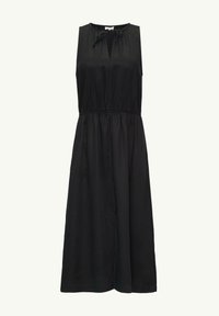 Vestido negro sin mangas con escote de lazo, cintura elástica y corte holgado. La tela parece suave con un ligero brillo y una falda de largo completo.