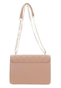 Borsa beige con finitura sintetica liscia, dotata di chiusura a pattina, tracolla in catena metallica e decorazioni a borchie sul fronte.