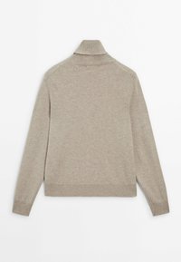 Beiger Pullover mit hohem Kragen aus weichem Strickmaterial. Verfügt über lange Ärmel sowie gerippte Bündchen und Saum. Einfaches, klares Design.
