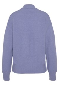 Lavendel-Pullover, weiche Textur, gerippter Saum und Bündchen, hoher Kragen, lockere Passform und Fledermausärmel. Keine sichtbaren Muster oder Akzente.