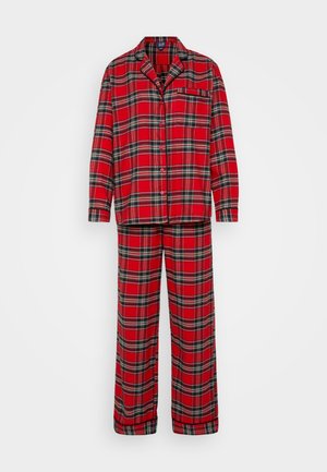 Rode geruite pyjama set met een knoopsluiting bovenstuk met een zak en bijpassende broek met een elastische tailleband, gemaakt van zachte stof.