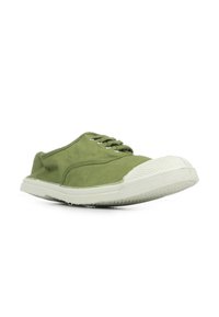 Sneaker verde in tela con punta arrotondata, suola in gomma bianca e design con lacci. Presenta un copritacco testurizzato e una soffice realizzazione.